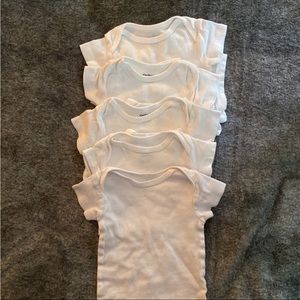 5 Gerber brand white short-sleeved onesies, Size 0-3 months